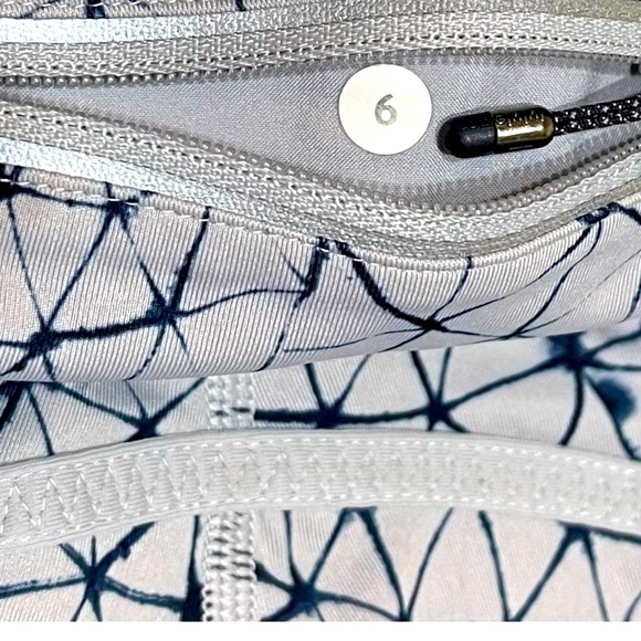 Lululemon Legging Size 6 Blue Pattern Stretchy Active Pants Zipper Pocket - Picture 5 of 6